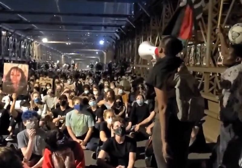 Protesters march on Brooklyn Bridge