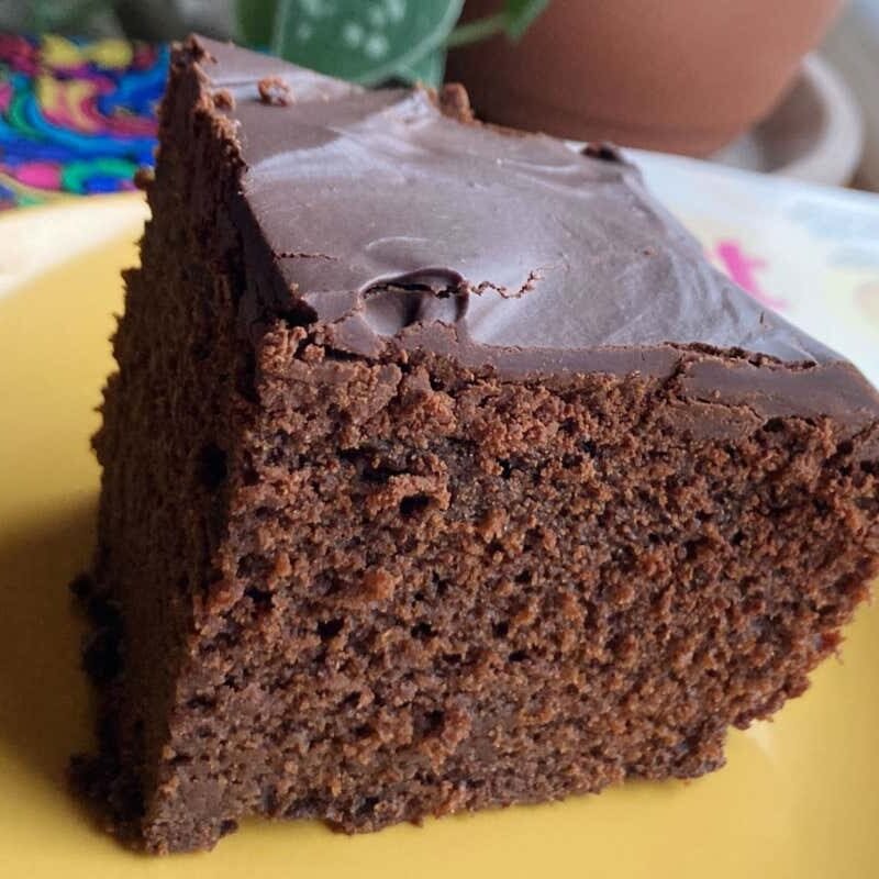 The science in the back of baking with eggs and a recipe for a chocolate cake with out them