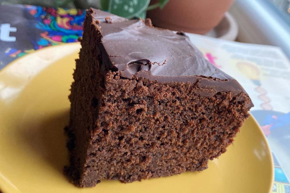 The science in the back of baking with eggs and a recipe for a chocolate cake with out them