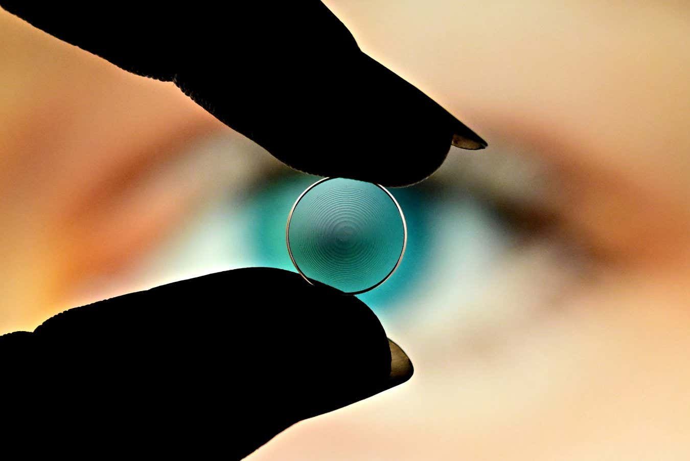 Spiral scratches on contact lenses can turn them into multifocals