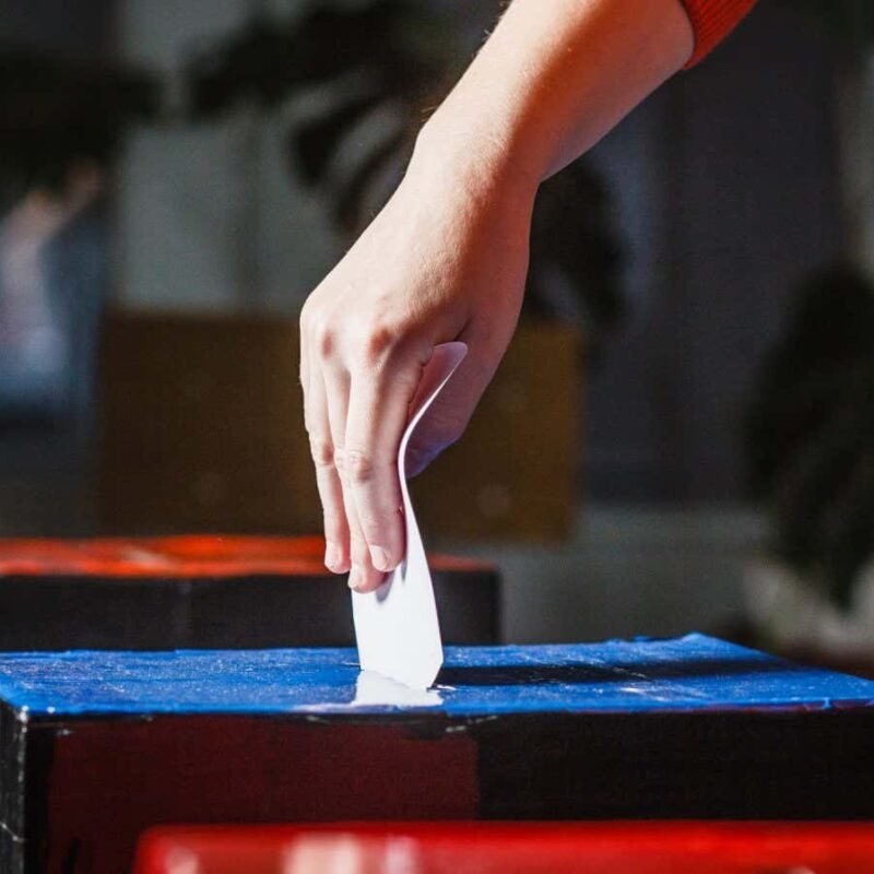 Politicians can use social media ads to buy votes for €4 per person