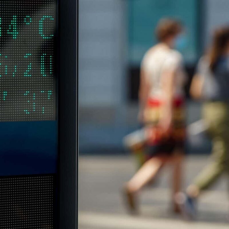 Cooling fabric blocks heat from pavement and buildings in hot cities