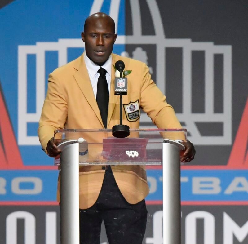 NFL Hall of Famer Terrell Davis says he was handcuffed and removed from flight : NPR