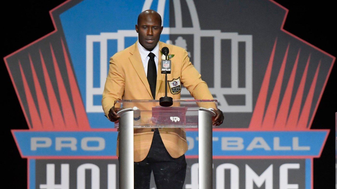 NFL Hall of Famer Terrell Davis says he was handcuffed and removed from flight : NPR