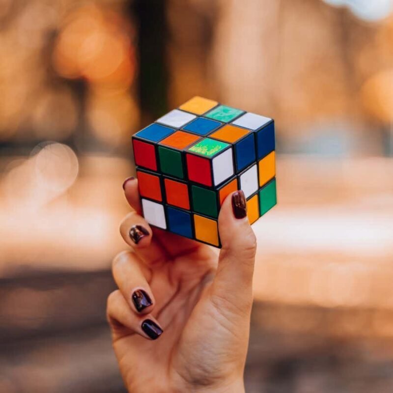 Quantum Rubik's cube has infinite patterns but is still solvable