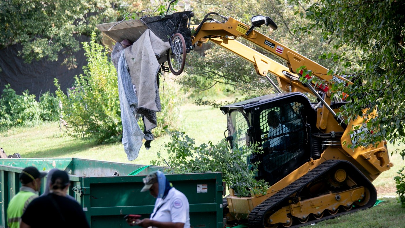 How Trump’s D.C. takeover criminalizes homelessness : Code Switch : NPR